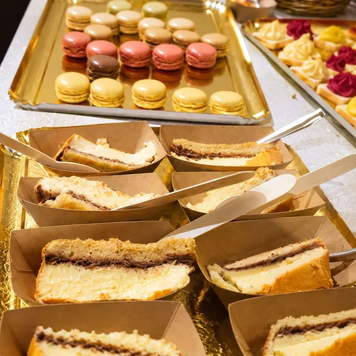Buffet sucré de macarons et pâtisseries pour un événement au Repaire du Phoenix