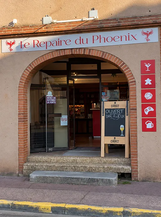 La devanture du bar à jeux Le Repaire du Phoenix à Montauban